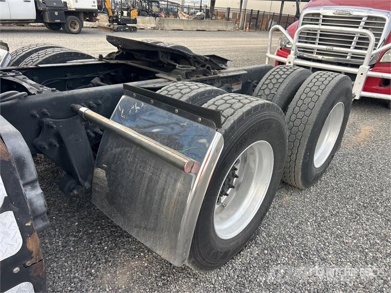 Freightliner Cascadia 126 6x4 T/A Sleeper Truck Tractor Vilcēji