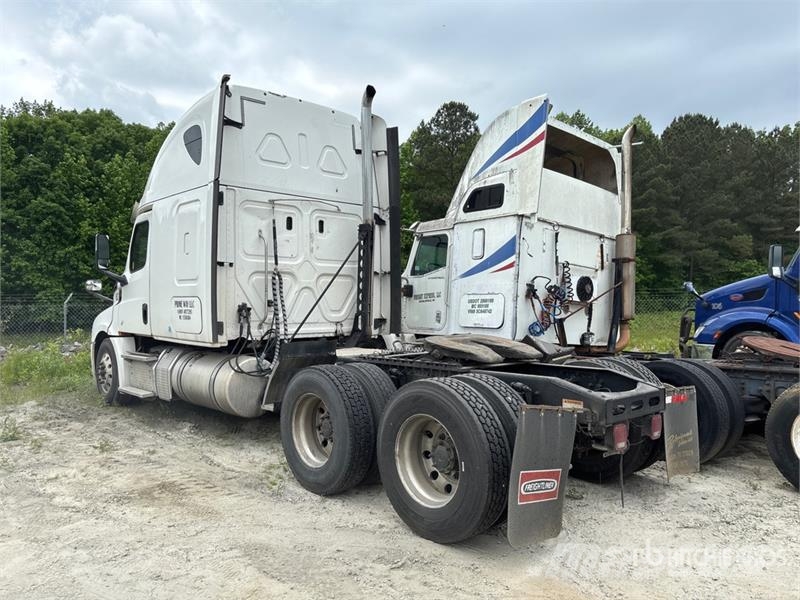 Freightliner Cascadia 126 6x4 T/A Sleeper Truck Tractor Tegljači