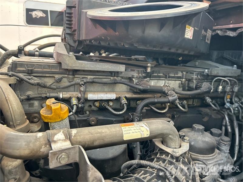 Freightliner Cascadia 6x4 T/A Sleeper Truck Tractor (Inoperable Trekkvogner