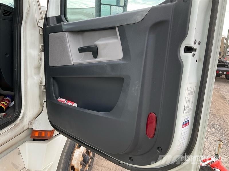 Freightliner Cascadia 126 6x4 T/A Sleeper Truck Tractor Vilcēji
