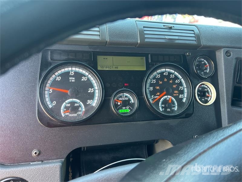 Freightliner Cascadia 125 6x4 T/A Sleeper Truck Tractor Vlačilci