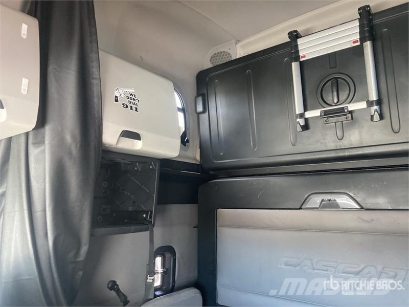 Freightliner Cascadia 126 6x4 T/A Sleeper Truck Tractor (Inoper 中古トラクターヘッド | トレーラーヘッド