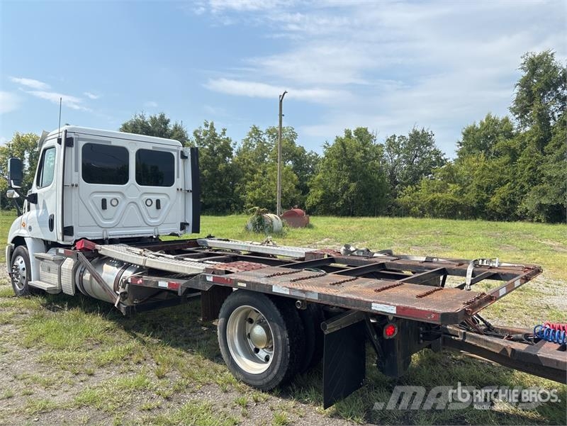 Freightliner Cascadia 113 Camiones portavehículos
