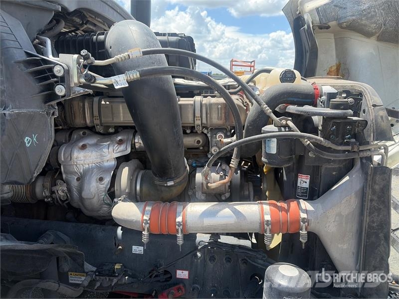 Freightliner Cascadia 126 6x4 T/A Sleeper Truck Tractor Седельные тягачи