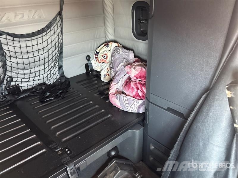 Freightliner Cascadia T/A Sleeper Truck Tractor 6x4 T/A Sleeper Tractor Units
