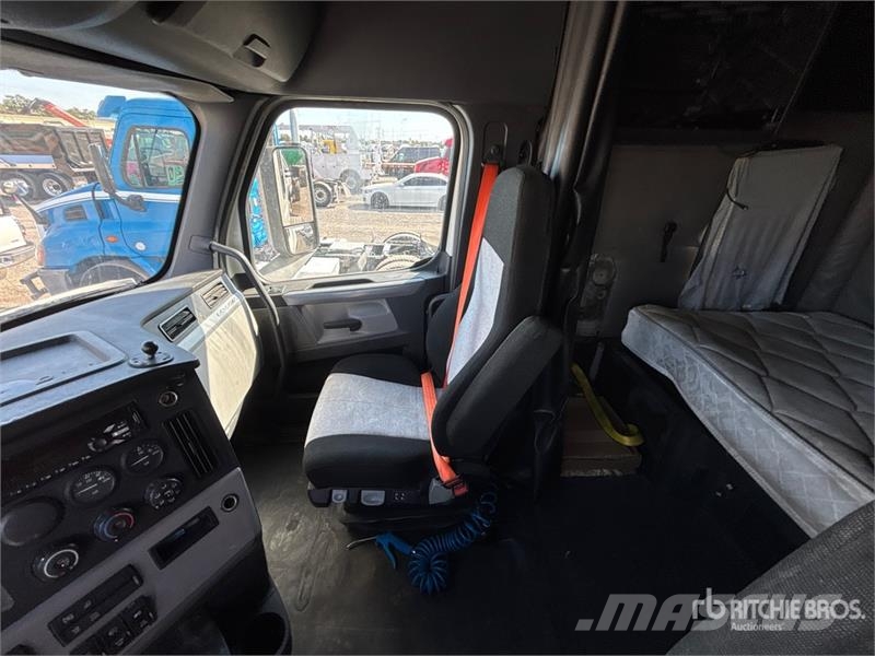 Freightliner Cascadia 126 6x4 T/A Sleeper Truck Tractor Tegljači