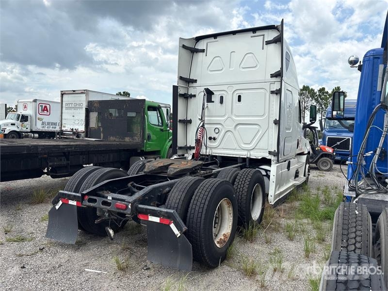 Freightliner Cascadia 126 6x4 T/A Sleeper Truck Tractor (Inoper Тягачі