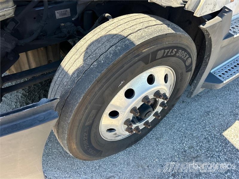 Freightliner Cascadia 126 6x4 T/A Sleeper Truck Tractor Седельные тягачи