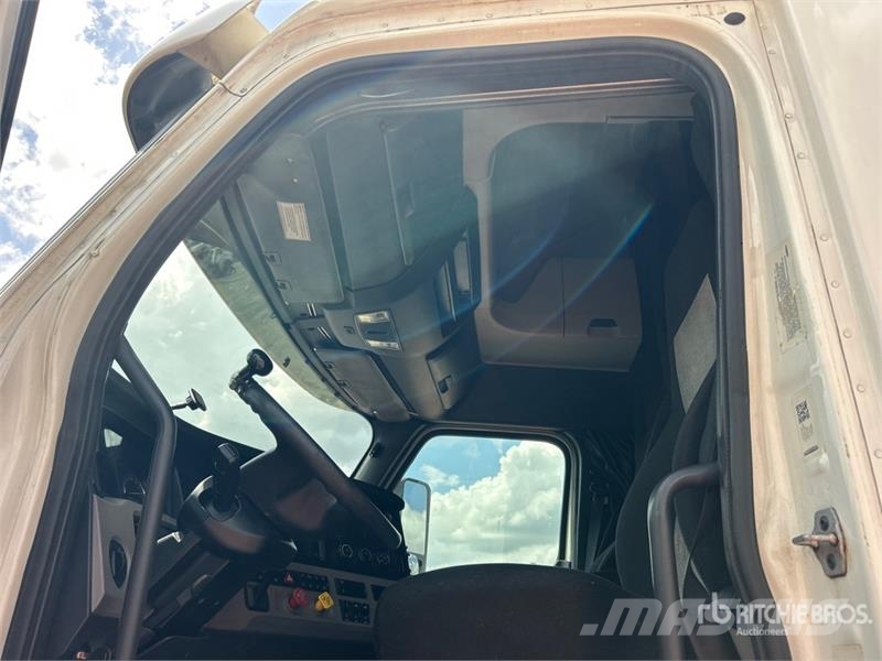 Freightliner Cascadia 126 6x4 T/A Sleeper Truck Tractor Tegljači