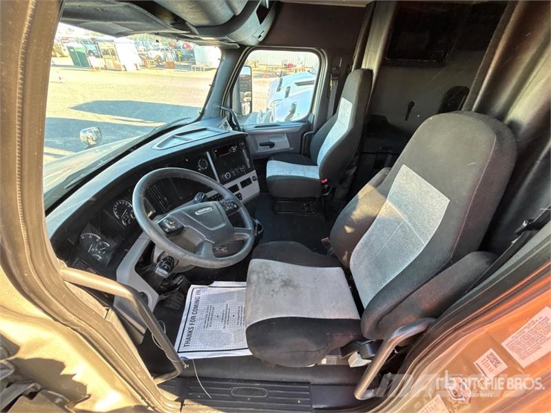 Freightliner Cascadia 126 6x4 T/A Sleeper Truck Tractor وحدات الجر