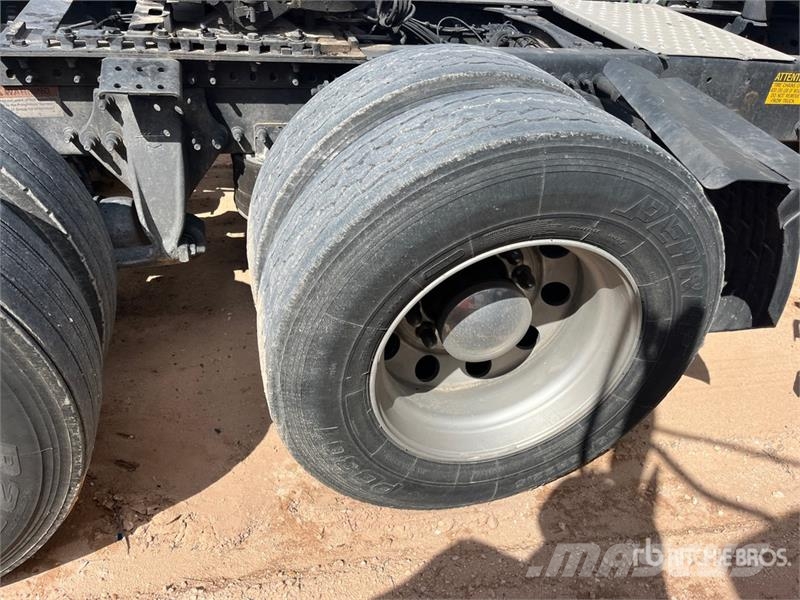 Freightliner Cascadia 126 6x4 T/A Sleeper Truck Tractor (Inoper Тягачі