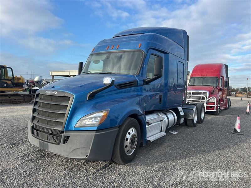 Freightliner Cascadia 126 6x4 T/A Sleeper Truck Tractor Vilcēji