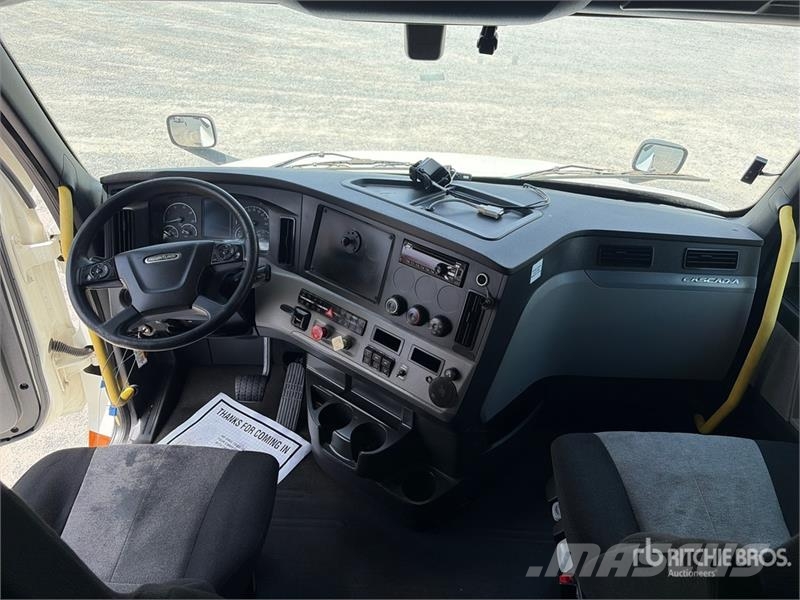Freightliner Cascadia 126 6x4 T/A Sleeper Truck Tractor Седельные тягачи