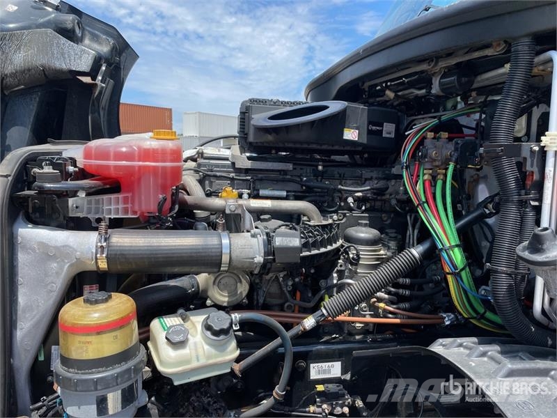 Freightliner Cascadia 126 6x4 T/A Sleeper Truck Tractor (Inoper Седельные тягачи