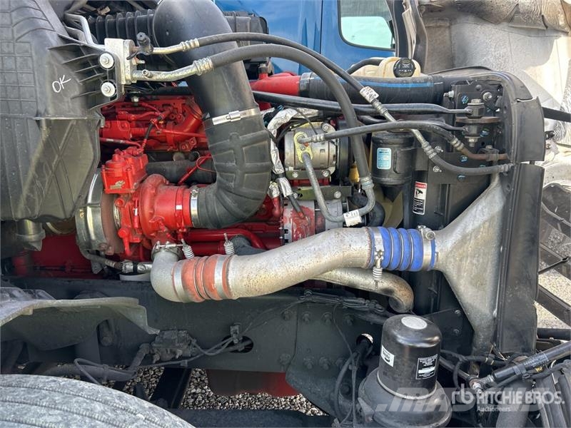 Freightliner Cascadia 126 6x4 T/A Sleeper Truck Tractor 中古トラクターヘッド | トレーラーヘッド