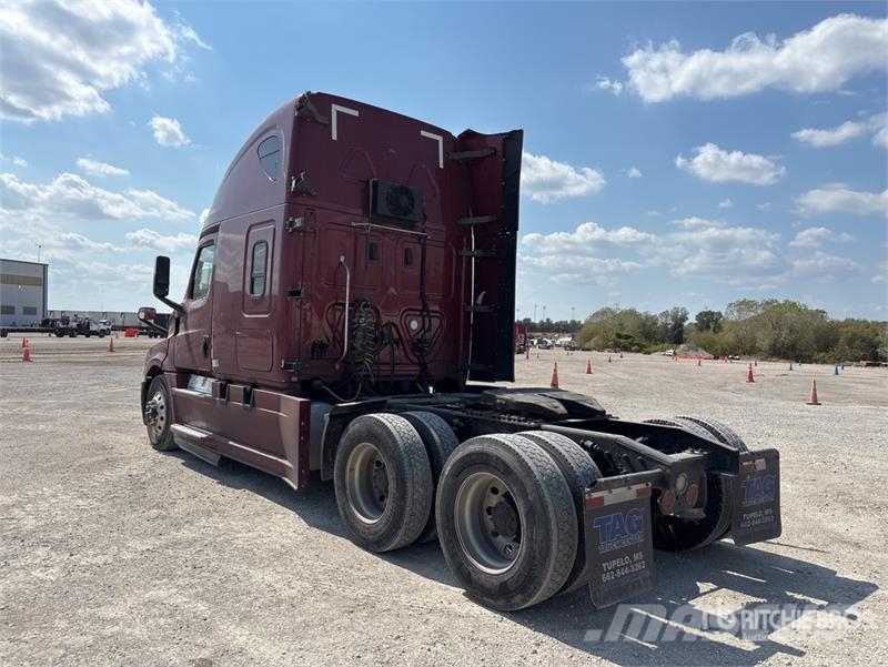 Freightliner Cascadia 126 6x4 T/A Sleeper Truck Tractor Tegljači