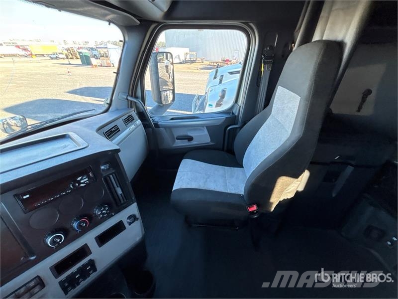 Freightliner Cascadia 126 6x4 T/A Sleeper Truck Tractor وحدات الجر