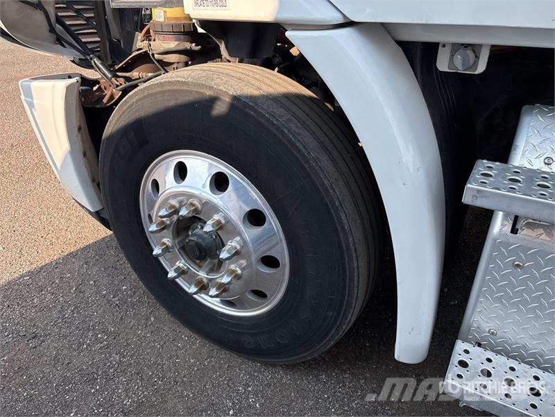 Freightliner Cascadia 113 Camiones portacoches