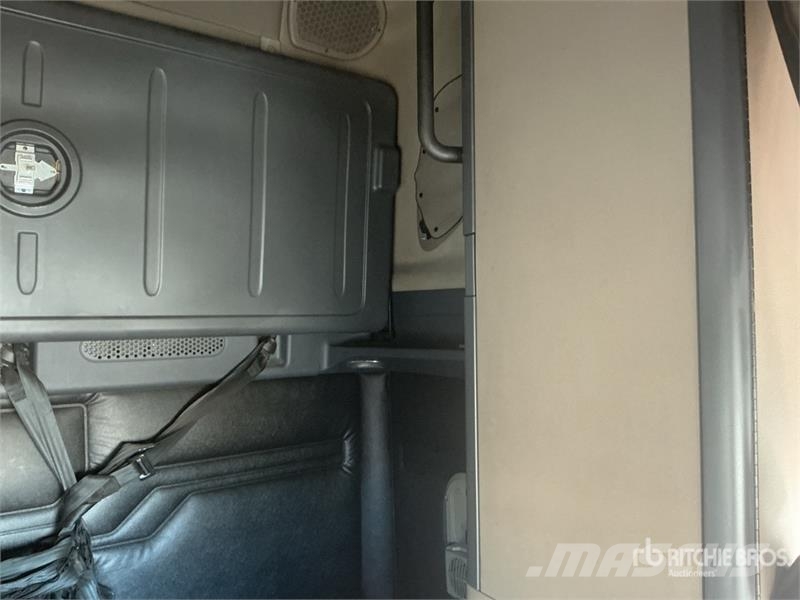 Freightliner Cascadia 125 6x4 T/A Sleeper Truck Tractor 中古トラクターヘッド | トレーラーヘッド