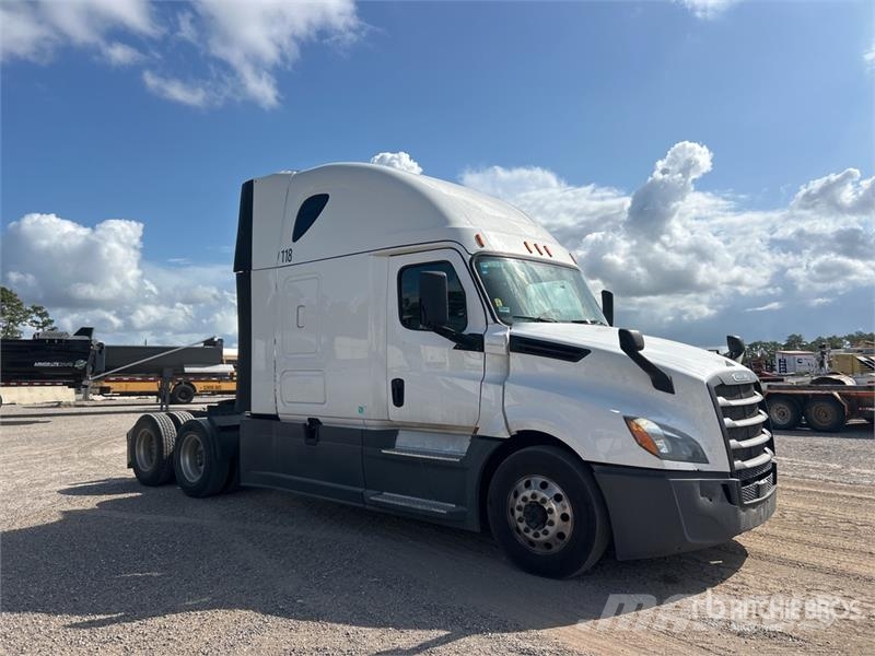 Freightliner Cascadia 126 6x4 T/A Sleeper Truck Tractor Cabezas tractoras