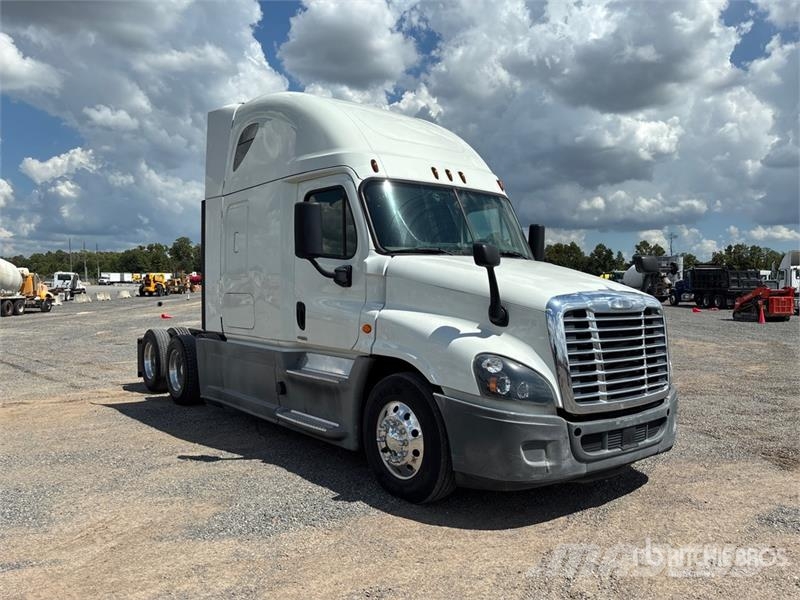 Freightliner Cascadia 125 6x4 T/A Sleeper Truck Tractor Dragbilar