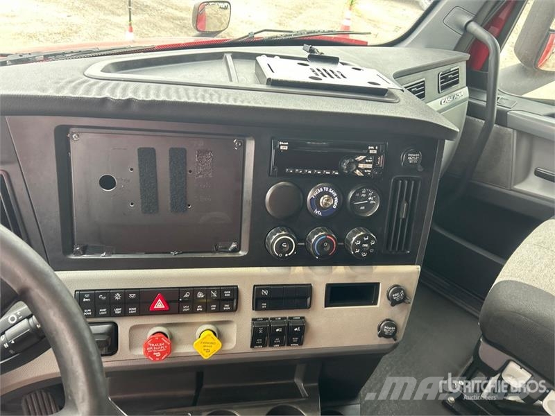 Freightliner Cascadia 126 6x4 T/A Sleeper Truck Tractor Vlačilci