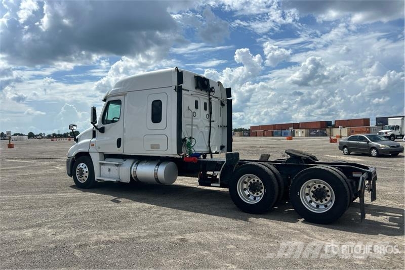 Freightliner Cascadia 125 6x4 T/A Sleeper Truck Tractor 中古トラクターヘッド | トレーラーヘッド