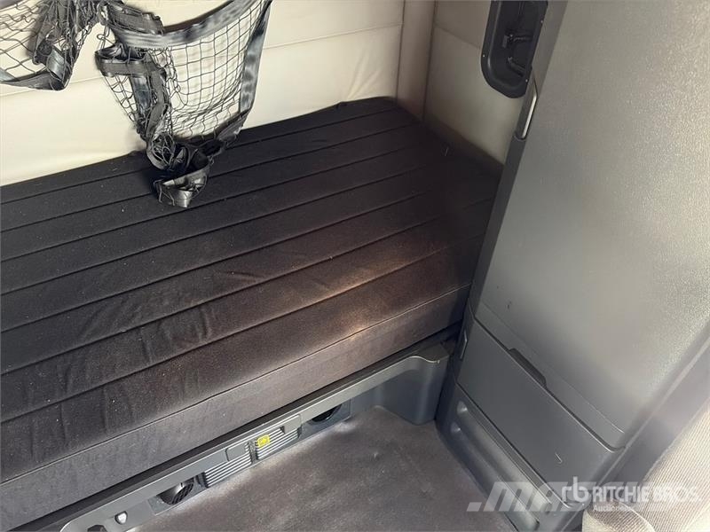 Freightliner Cascadia 126 6x4 T/A Sleeper Truck Tractor Седельные тягачи