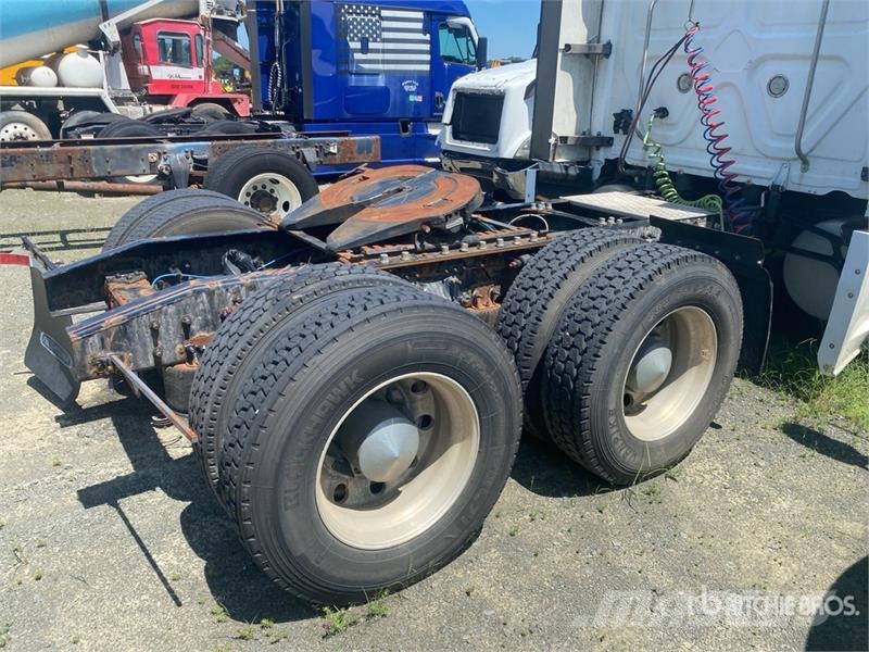 Freightliner Cascadia 126 6x4 T/A Sleeper Truck Tractor (Inoper 中古トラクターヘッド | トレーラーヘッド