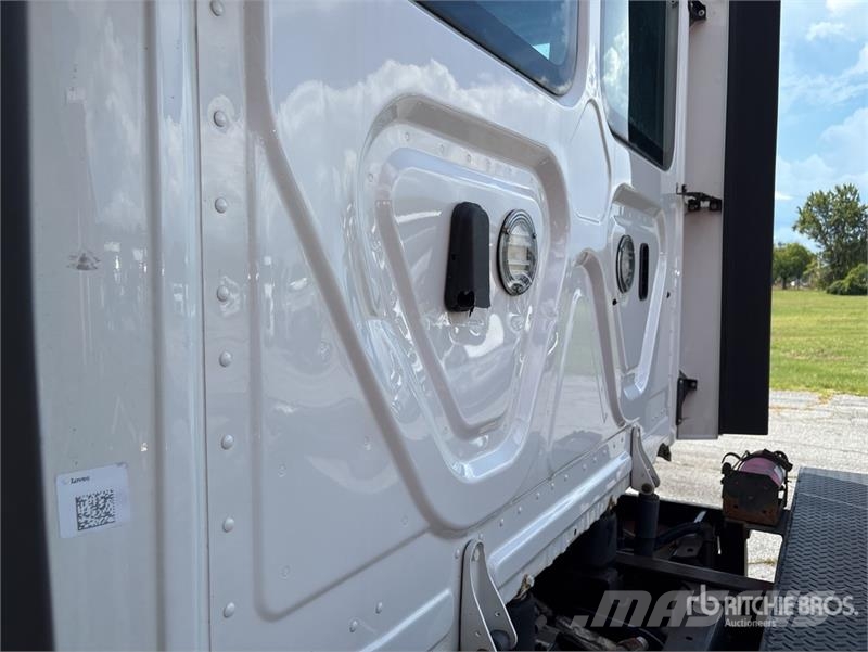 Freightliner Cascadia 113 Camiones portacoches