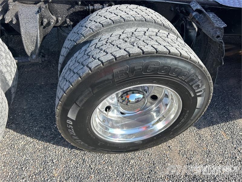 Freightliner Cascadia 126 6x4 T/A Sleeper Truck Tractor Trekkers