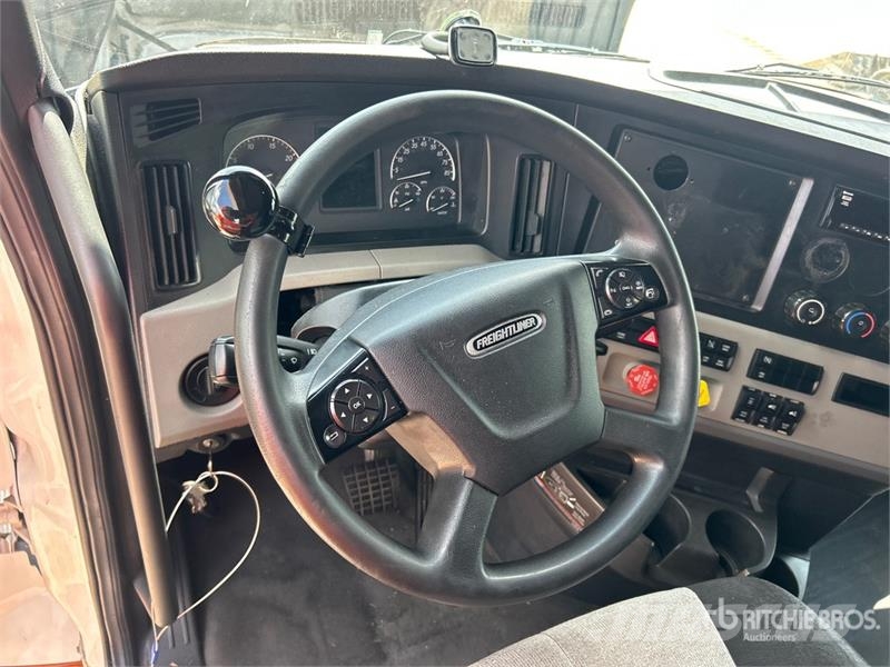 Freightliner Cascadia 126 6x4 T/A Sleeper Truck Tractor Tegljači