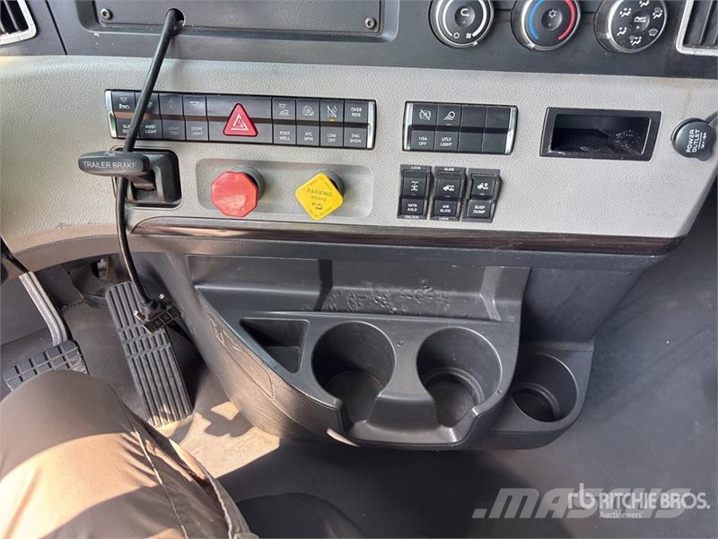 Freightliner Cascadia 126 6x4 T/A Sleeper Truck Tractor Tahače