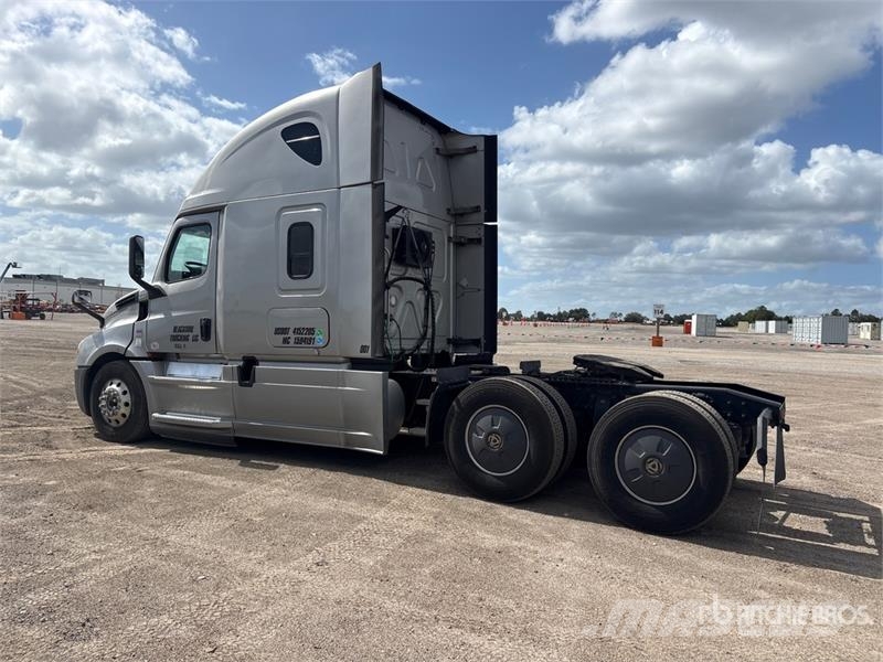 Freightliner Cascadia 126 6x4 T/A Sleeper Truck Tractor Vlačilci