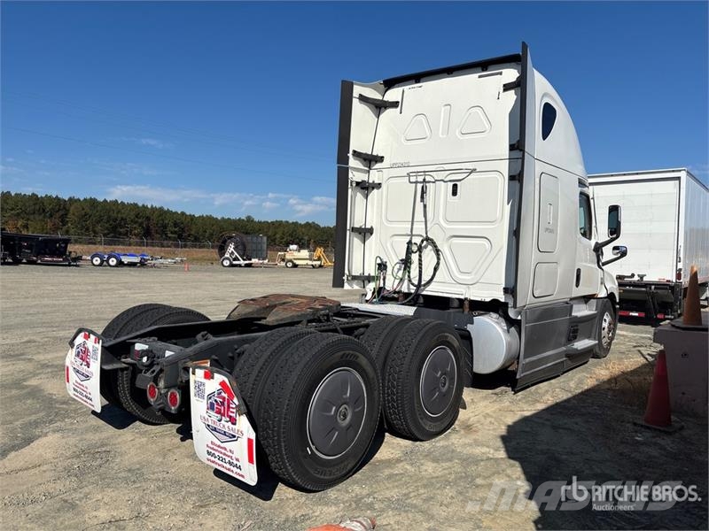 Freightliner Cascadia 126 6x4 T/A Sleeper Truck Tractor Sattelzugmaschinen