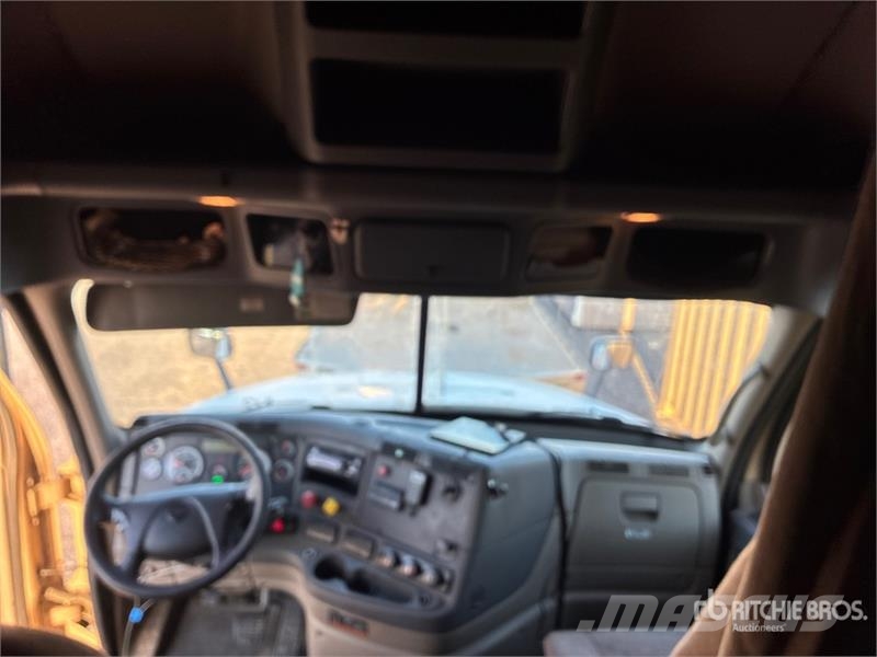 Freightliner Cascadia 125 6x4 T/A Sleeper Truck Tractor Vilcēji