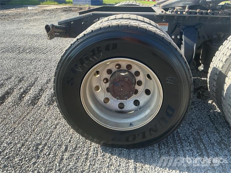 Freightliner Cascadia 125 6x4 T/A Sleeper Truck Tractor 中古トラクターヘッド | トレーラーヘッド