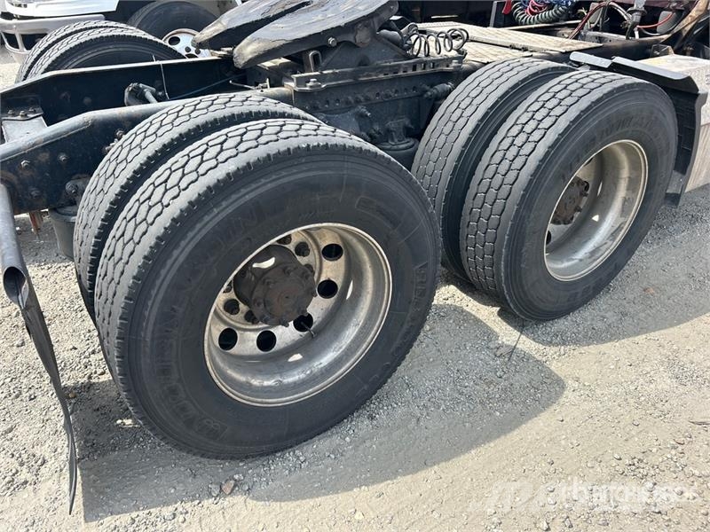 Freightliner Cascadia 126 6x4 T/A Sleeper Truck Tractor (Inoper Motrici e Trattori Stradali