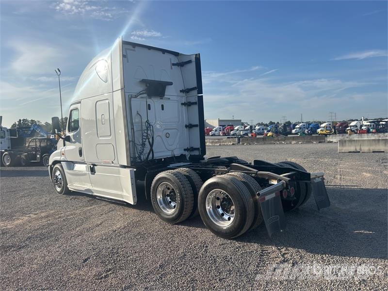 Freightliner Cascadia 125 6x4 T/A Sleeper Truck Tractor Седельные тягачи