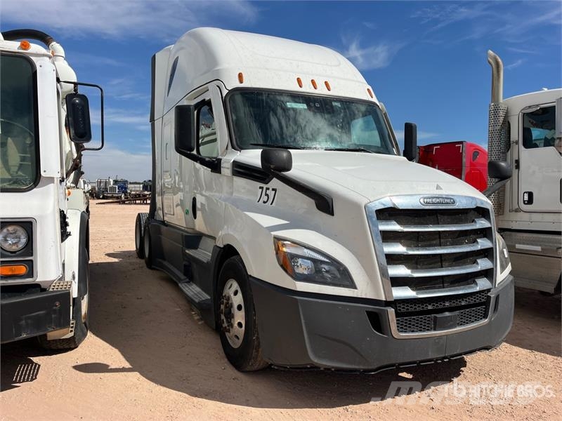 Freightliner Cascadia 126 6x4 T/A Sleeper Truck Tractor Седельные тягачи