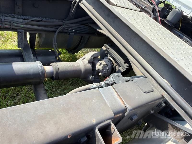 Freightliner Cascadia 113 6x4 Sleeper Car Carrier Truck مركبات النقل