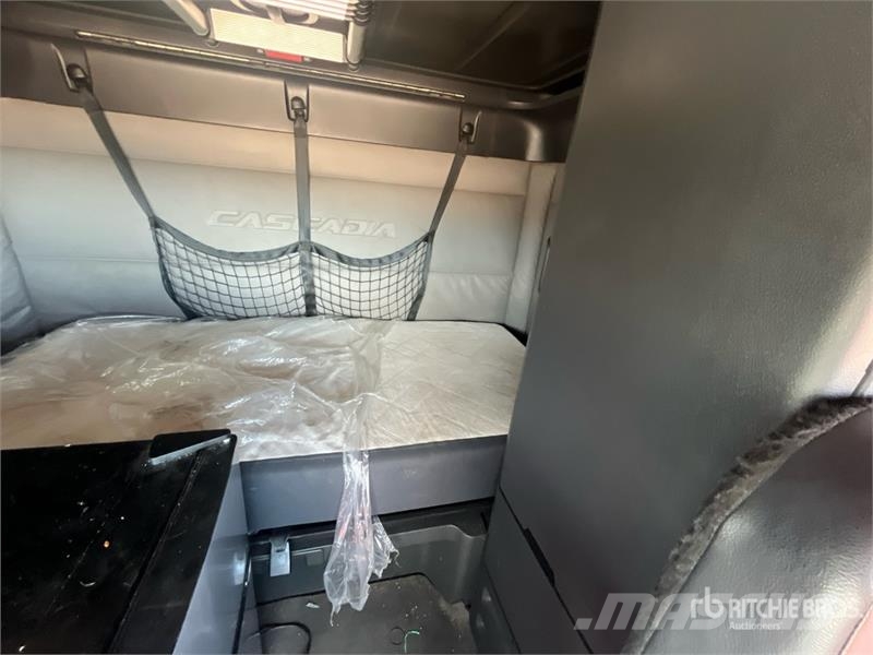 Freightliner Cascadia 126 6x4 T/A Sleeper Truck Tractor Седельные тягачи