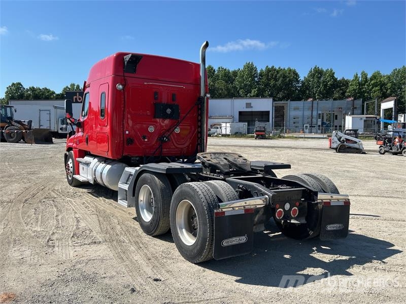 Freightliner Cascadia 125 6x4 6x4 T/A Sleeper Truck Tractor Седельные тягачи