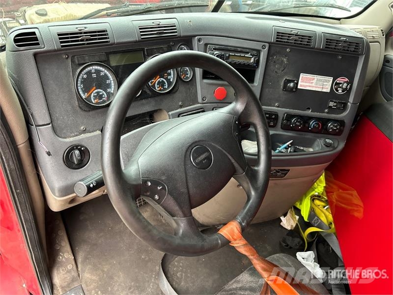 Freightliner Cascadia 125 6x4 T/A Sleeper Truck Tractor (Inoper Влекачи