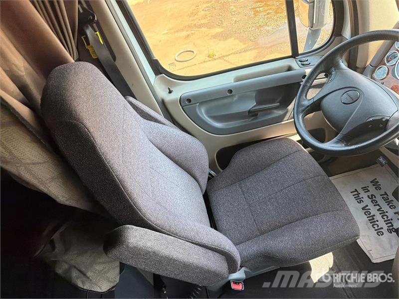 Freightliner Cascadia 113 6x4 Sleeper Car Carrier Truck Trasportatore per veicoli