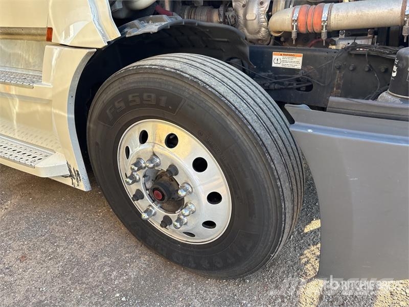 Freightliner Cascadia 126 6x4 T/A Sleeper Truck Tractor 트랙터 유닛