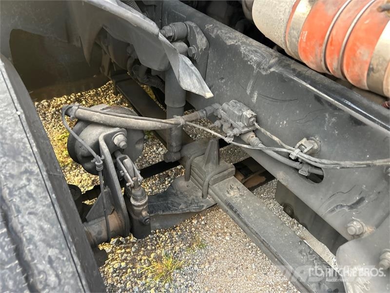 Freightliner Cascadia 6x4 T/A Sleeper Truck Tractor (Inoperable Trekkvogner