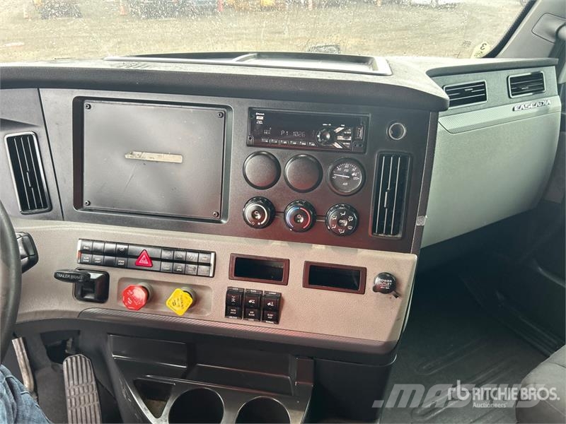 Freightliner Cascadia 126 6x4 T/A Sleeper Truck Tractor Nyergesvontatók