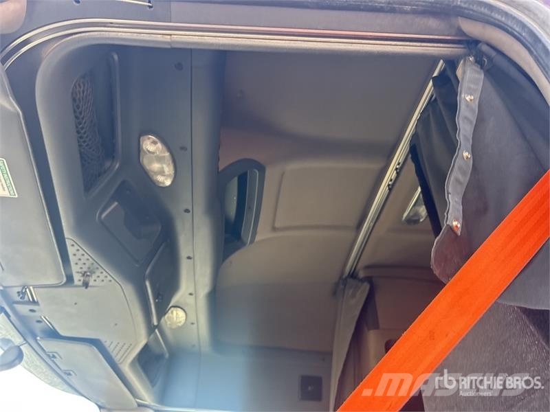 Freightliner Cascadia 125 6x4 T/A Sleeper Truck Tractor (Inoper Sattelzugmaschinen