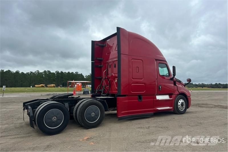Freightliner Cascadia 126 6x4 T/A Sleeper Truck Tractor Vlačilci